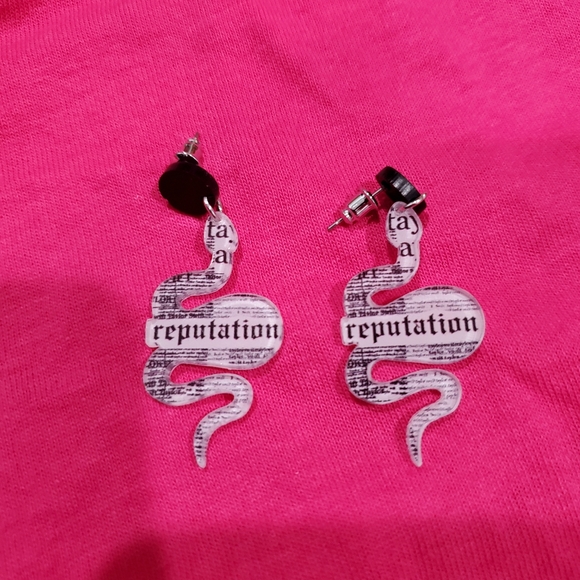 NWOT Taylor Swift Inspired "Reputation" Earrings - Picture 5 of 7